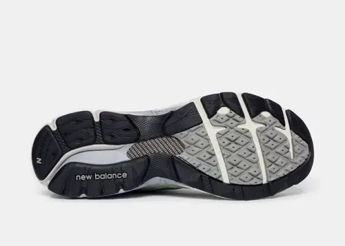 patta-new-balance-990v3-made-in-usa-olive-m990pp3 02.webp