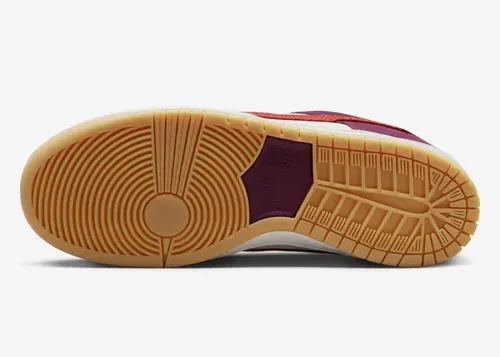 skate-like-a-girl-nike-sb-dunk-low-bordeaux-dx4589-600 06.webp