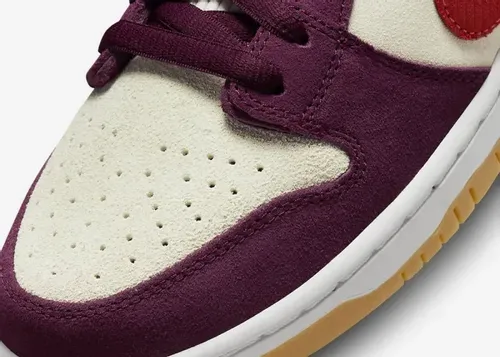 skate-like-a-girl-nike-sb-dunk-low-bordeaux-dx4589-600 08.webp