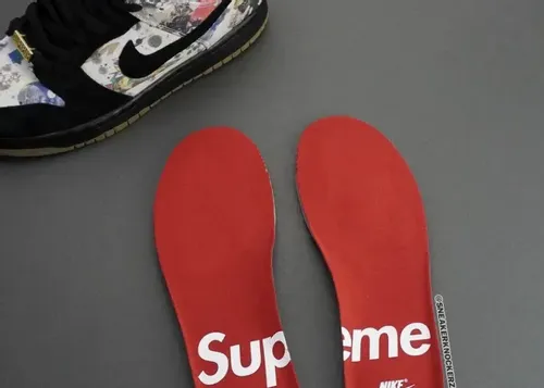 supreme-nike-sb-dunk-low-rammellzee-fd8778-001 07.webp