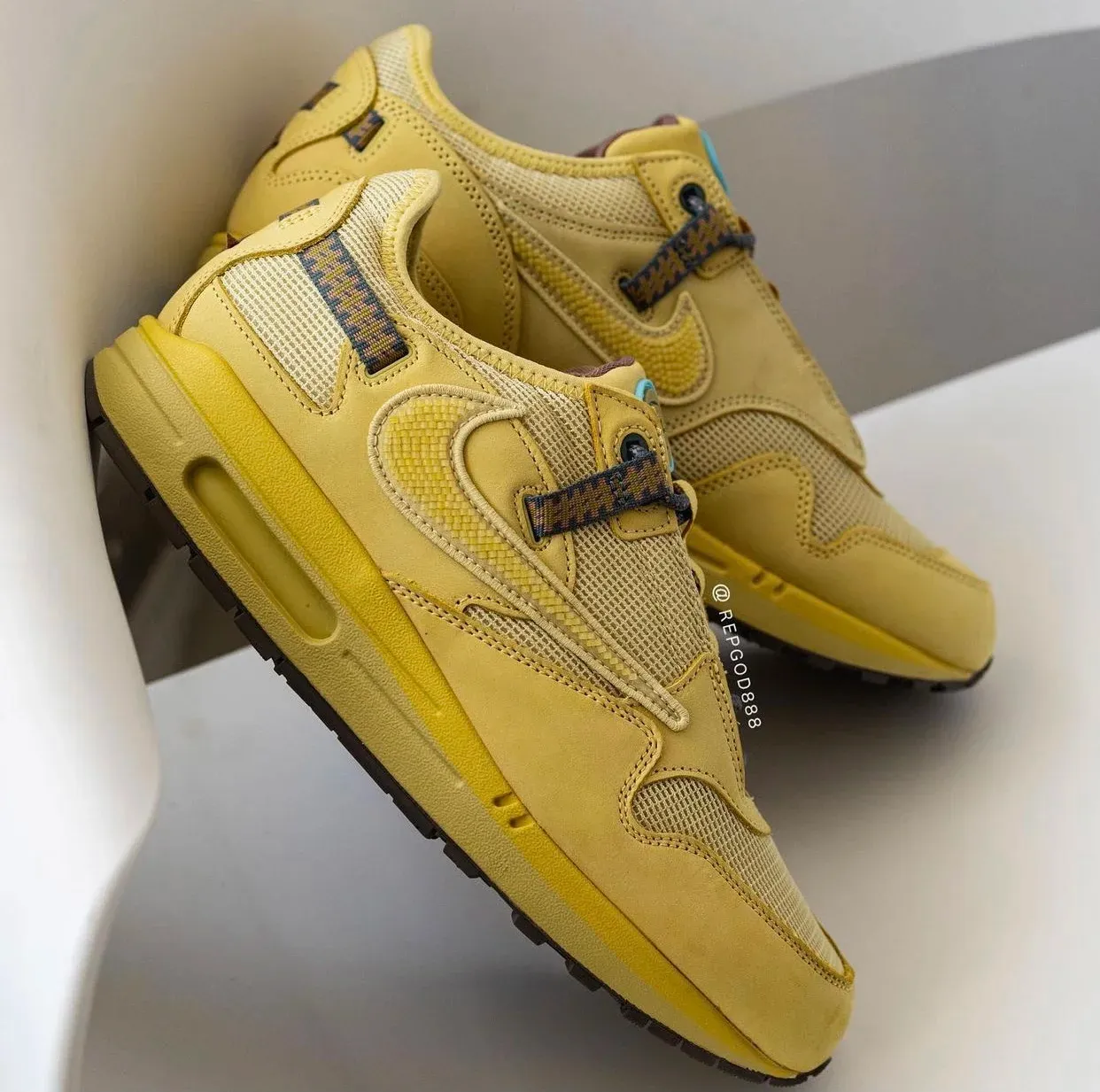 travis scott air max 1 saturn gold