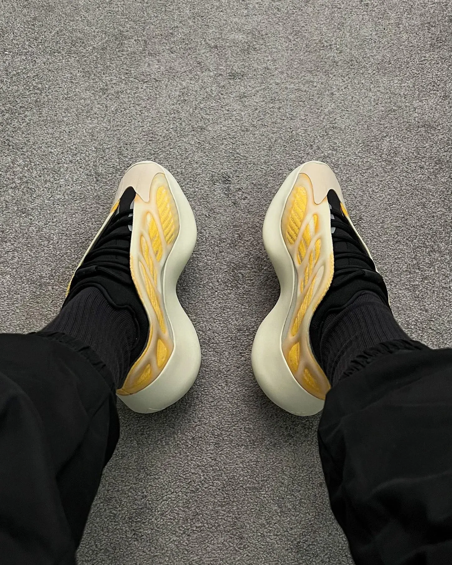 yeezy 700 V3 monosafflower